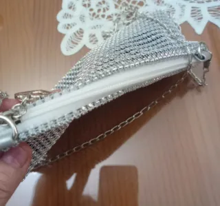 Bolso de fiesta plateado con cadena. 19 por 14 cm