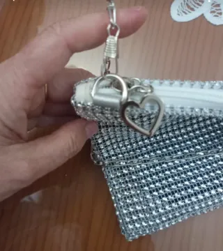 Bolso de fiesta plateado con cadena. 19 por 14 cm