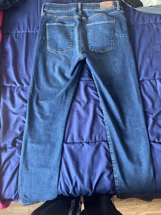 Pantalones vaqueros negros blanco azul y turquesa