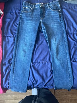 Pantalones vaqueros negros blanco azul y turquesa