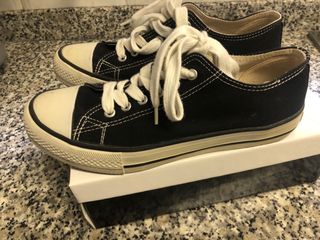 Zapatillas  tipo Converse Negras y Blancas