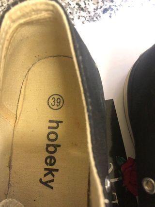 Zapatillas  tipo Converse Negras y Blancas