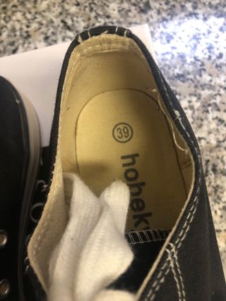 Zapatillas  tipo Converse Negras y Blancas