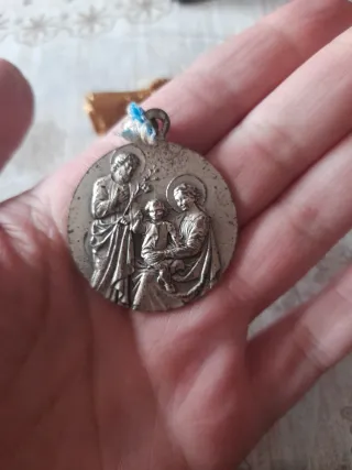 Lote 4 Medallas y Figuras Religiosas