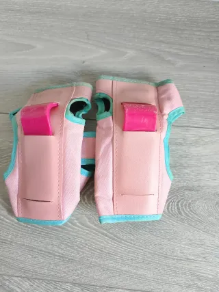 Pattini rosa con protezioni