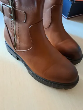 Botas marrones con cremallera y hebilla