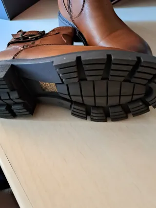 Botas marrones con cremallera y hebilla