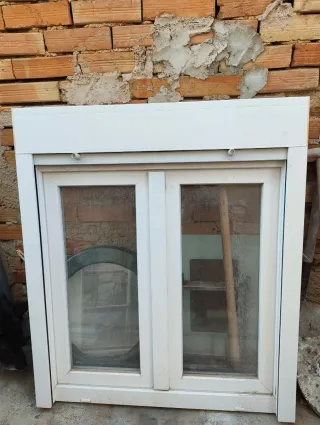 Ventana abatible con persiana