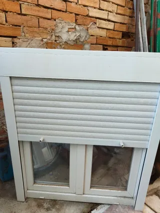 Ventana abatible con persiana