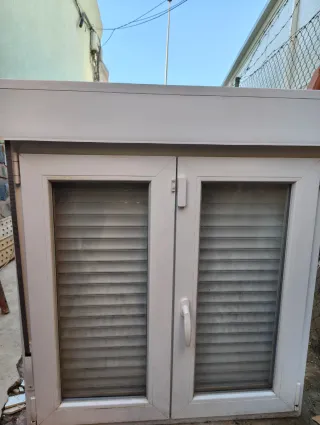 Ventana abatible con persiana