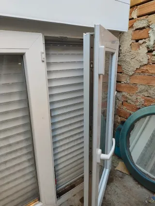 Ventana abatible con persiana