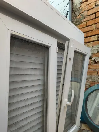 Ventana abatible con persiana