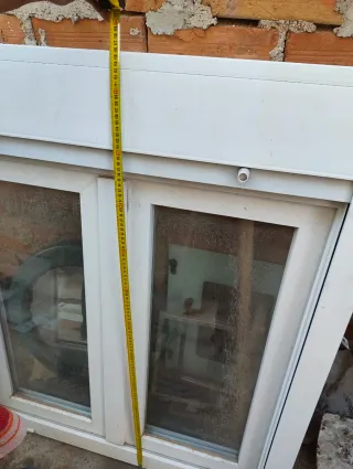 Ventana abatible con persiana