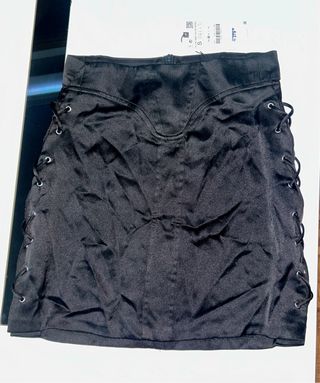 Falda satinada negra con cordones