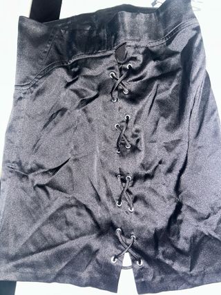 Falda satinada negra con cordones