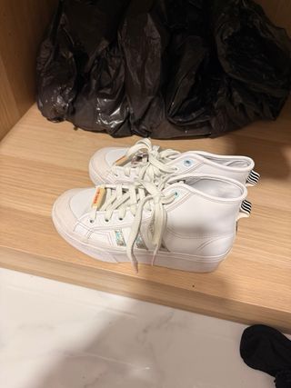 Zapatillas Adidas Blancas y Plateadas