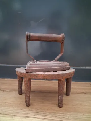 Plancha antigua con base de metal