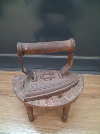 Plancha antigua con base de metal