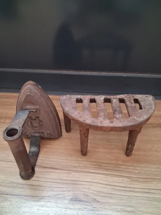 Plancha antigua con base de metal