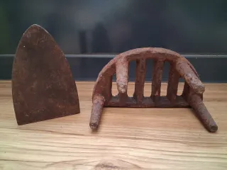 Plancha antigua con base de metal