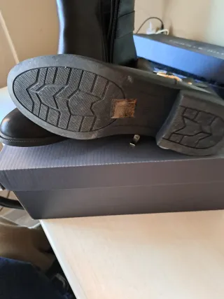 Botas negras con hebilla dorada