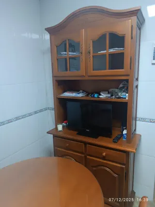 Conjunto mesa silla y mueble de madera