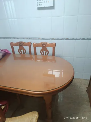 Conjunto mesa silla y mueble de madera