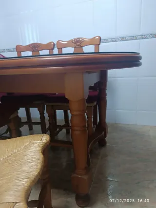 Conjunto mesa silla y mueble de madera