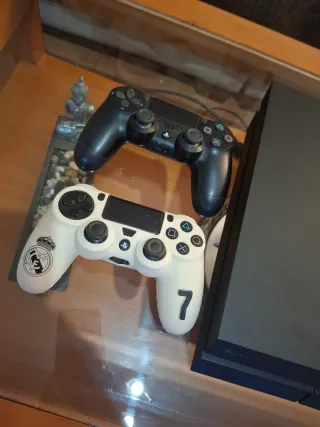 PS4 (PlayStation 4) Negra + 3 Juegos