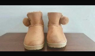 Botines beige pompón talla 39
