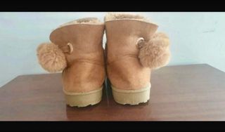 Botines beige pompón talla 39