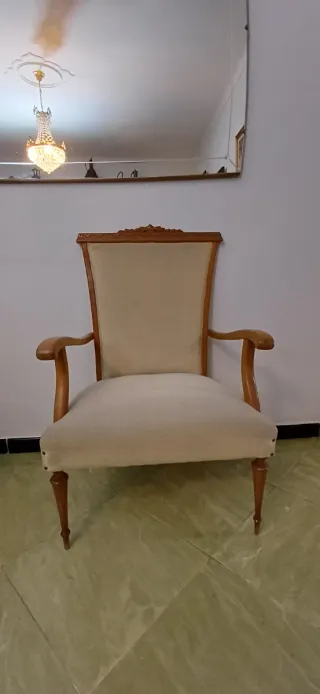 Sillón de madera y tela beige