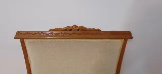 Sillón de madera y tela beige