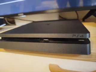 Consola PS4 Slim 1TB + 2 comandi + 5 giochi