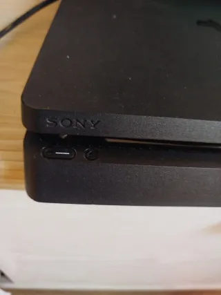 Consola PS4 Slim 1TB + 2 comandi + 5 giochi