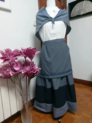 Traje de casera largo gris y negro