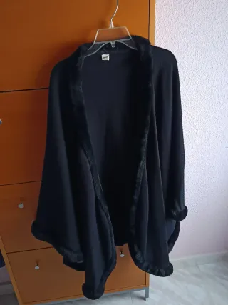 Poncho negro con ribete de piel