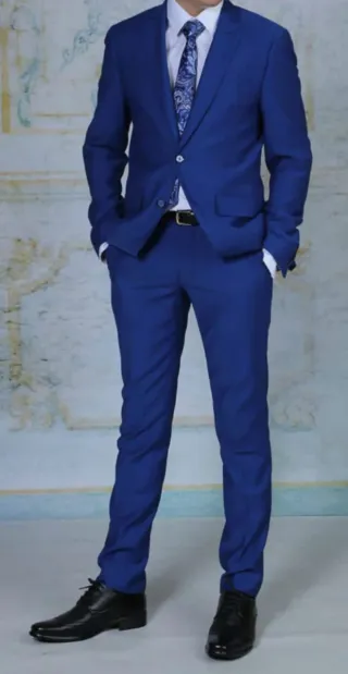 Traje de vestir azul juvenil