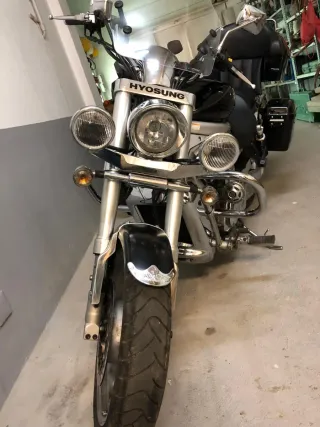 Moto Hyosung Aquila Negra GV650