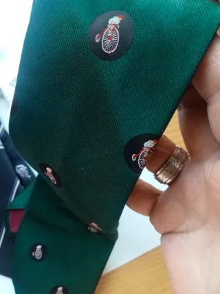 Corbatas y pajarita blanca