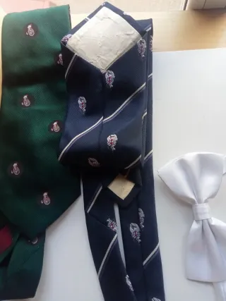 Corbatas y pajarita blanca