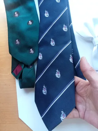 Corbatas y pajarita blanca