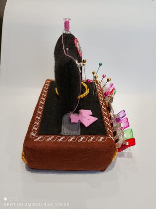 Alfiletero Máquina Coser Negra y Marrón