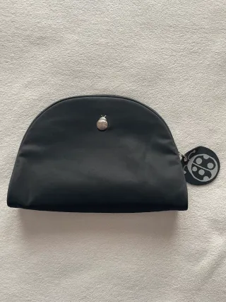 Neceser negro con adorno de mariquita