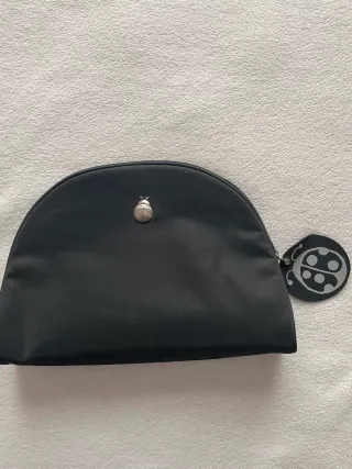 Neceser negro con adorno de mariquita