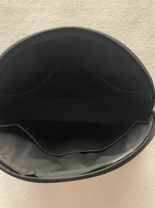 Neceser negro con adorno de mariquita