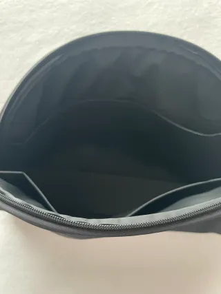 Neceser negro con adorno de mariquita