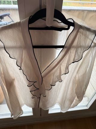 Blusa Zara Beige con Volantes Negros