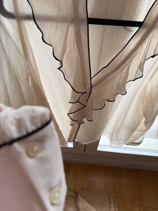 Blusa Zara Beige con Volantes Negros