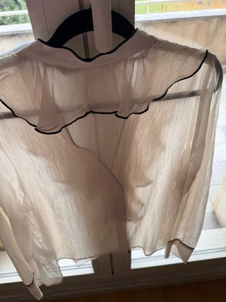 Blusa Zara Beige con Volantes Negros